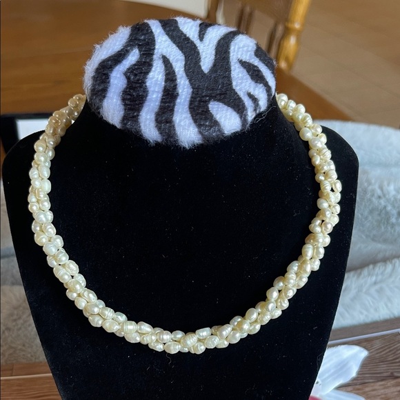 Classic Cream Pearl Necklace - Picture 1 of 6